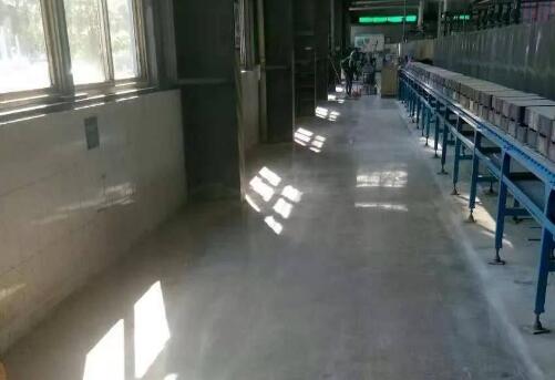 裝甲地坪地坪和環(huán)氧地坪差別有多大？十堰固化拋光裝甲地坪如何施工？