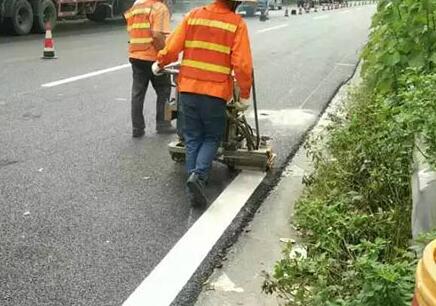小知識(shí)：道路標(biāo)線漆有底漆和固化劑嗎？