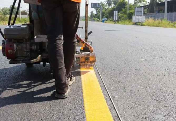 道路熱熔標(biāo)線施工在春、夏兩季施工分別應(yīng)注意哪些事項(xiàng)？